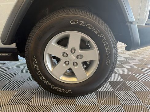 Used 2022 Jeep Wrangler Sport image 7