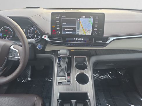 Used 2024 Toyota Sienna Platinum image 12