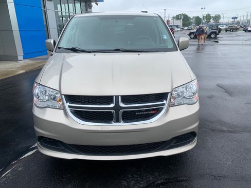Used 2015 Dodge Grand Caravan SXT w/ Rear Park Assist Package FWD image 2