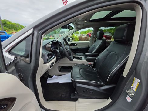 Used 2023 Chrysler Pacifica Limited FWD image 32