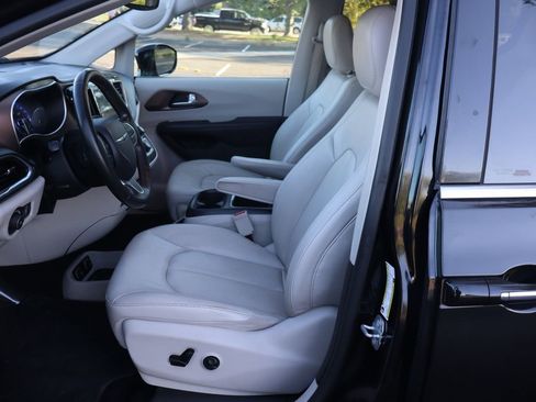 Used 2019 Chrysler Pacifica Touring-L Plus w/ Tire & Wheel Group FWD image 19