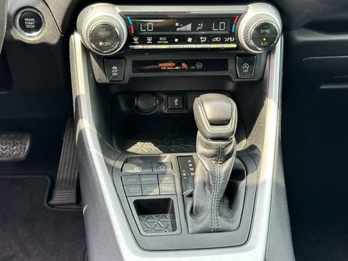 Used 2021 Toyota RAV4 XLE AWD/4WD image 15