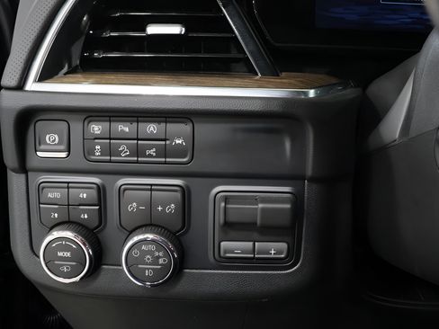 Used 2026 Chevrolet Suburban High Country AWD/4WD image 19