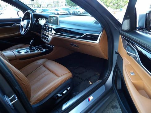 Used 2018 BMW 750i w/ Executive Package RWD image 10