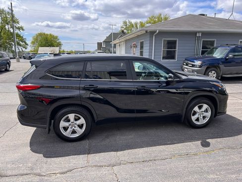 Used 2023 Toyota Highlander LE AWD/4WD image 8