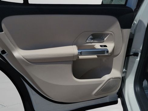 Used 2023 Mercedes-Benz GLB 250 image 7