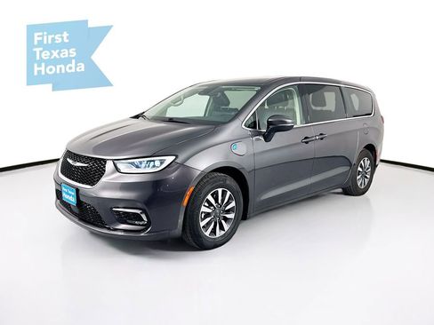 Used 2023 Chrysler Pacifica Touring-L image 3