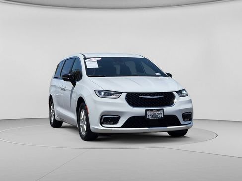 Used 2024 Chrysler Pacifica Touring FWD image 4
