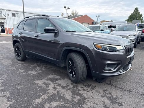 Used 2023 Jeep Cherokee Altitude Lux w/ Mopar Interior Package AWD/4WD image 3