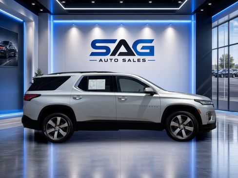 Used 2022 Chevrolet Traverse LT w/ LT Premium Package FWD image 3
