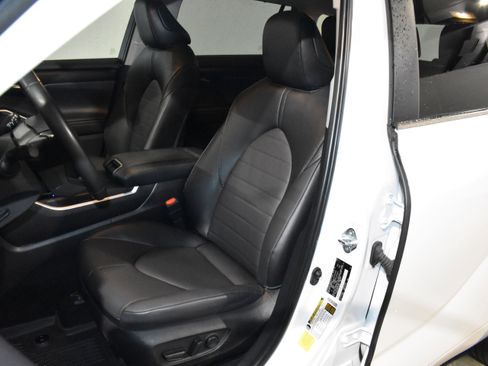 Used 2025 Toyota Highlander XLE FWD image 24