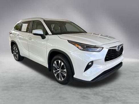 Used 2024 Toyota Highlander XLE AWD/4WD image 2