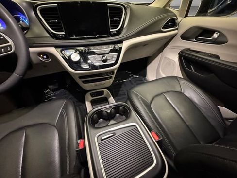 Used 2022 Chrysler Pacifica Touring-L w/ Uconnect Theater Family Group image 3