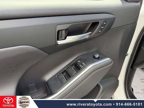 Used 2023 Toyota Highlander Bronze Edition image 12