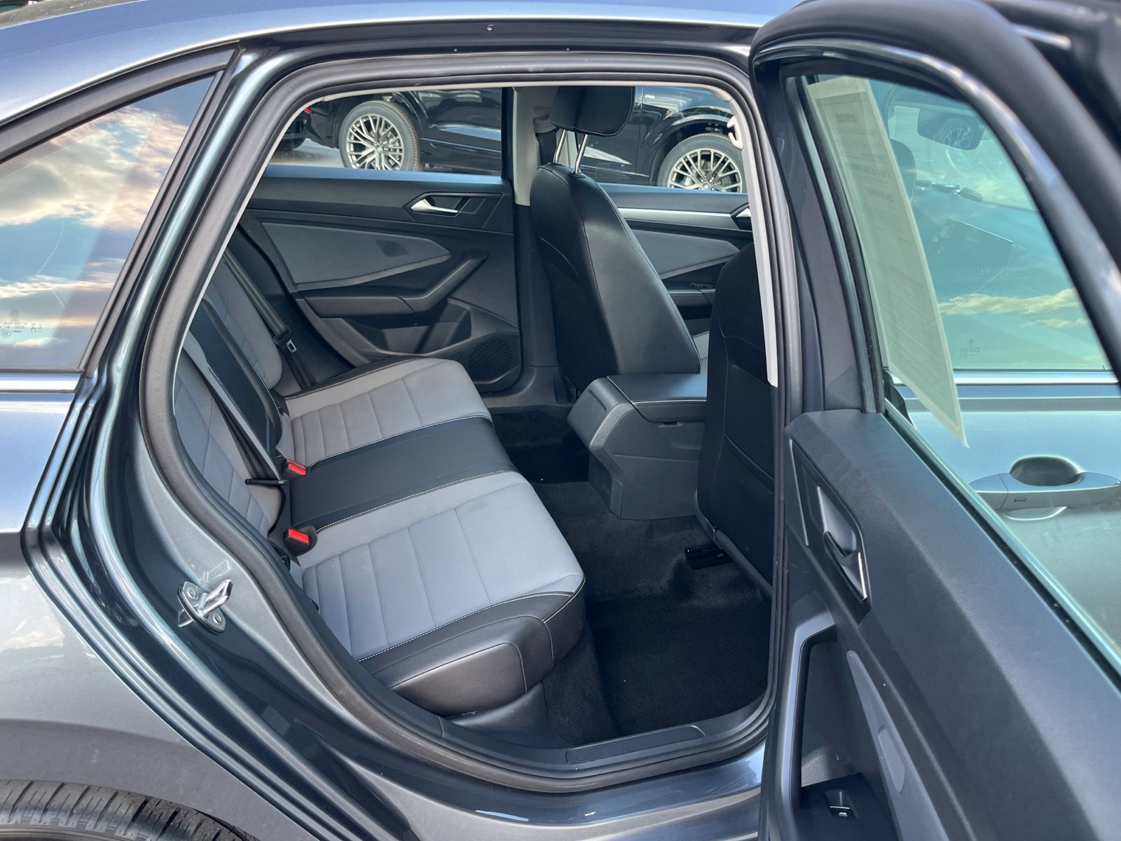 Certified 2025 Volkswagen Jetta SE FWD image 31