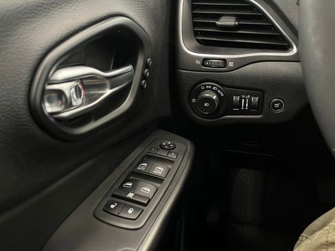 Used 2022 Jeep Cherokee Trailhawk w/ Premium Leather Package image 18