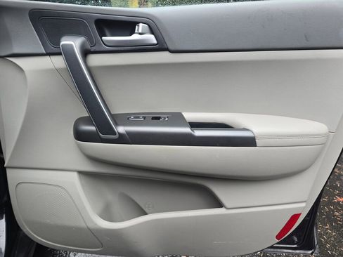 Used 2018 Kia Sportage LX image 19