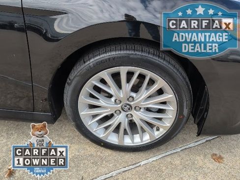 Used 2019 Toyota Camry XLE image 3