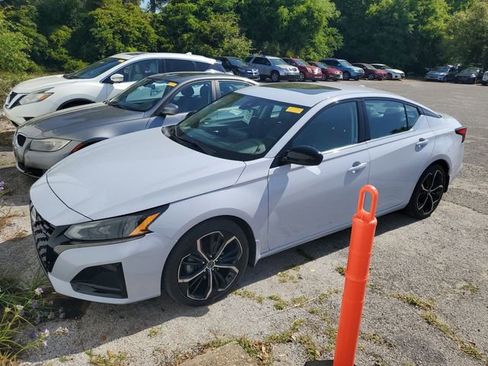 Certified 2023 Nissan Altima 2.5 SR w/ SR Premium Package FWD image 5