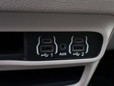 Used 2021 Chrysler Pacifica Touring-L FWD image 39
