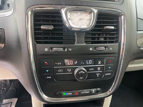 Used 2014 Chrysler Town & Country Touring-L FWD image 18
