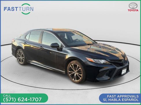 Used 2020 Toyota Camry SE image 2