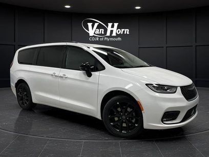 New 2026 Chrysler Pacifica Select