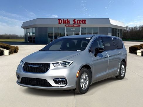 New 2026 Chrysler Pacifica Select image 2