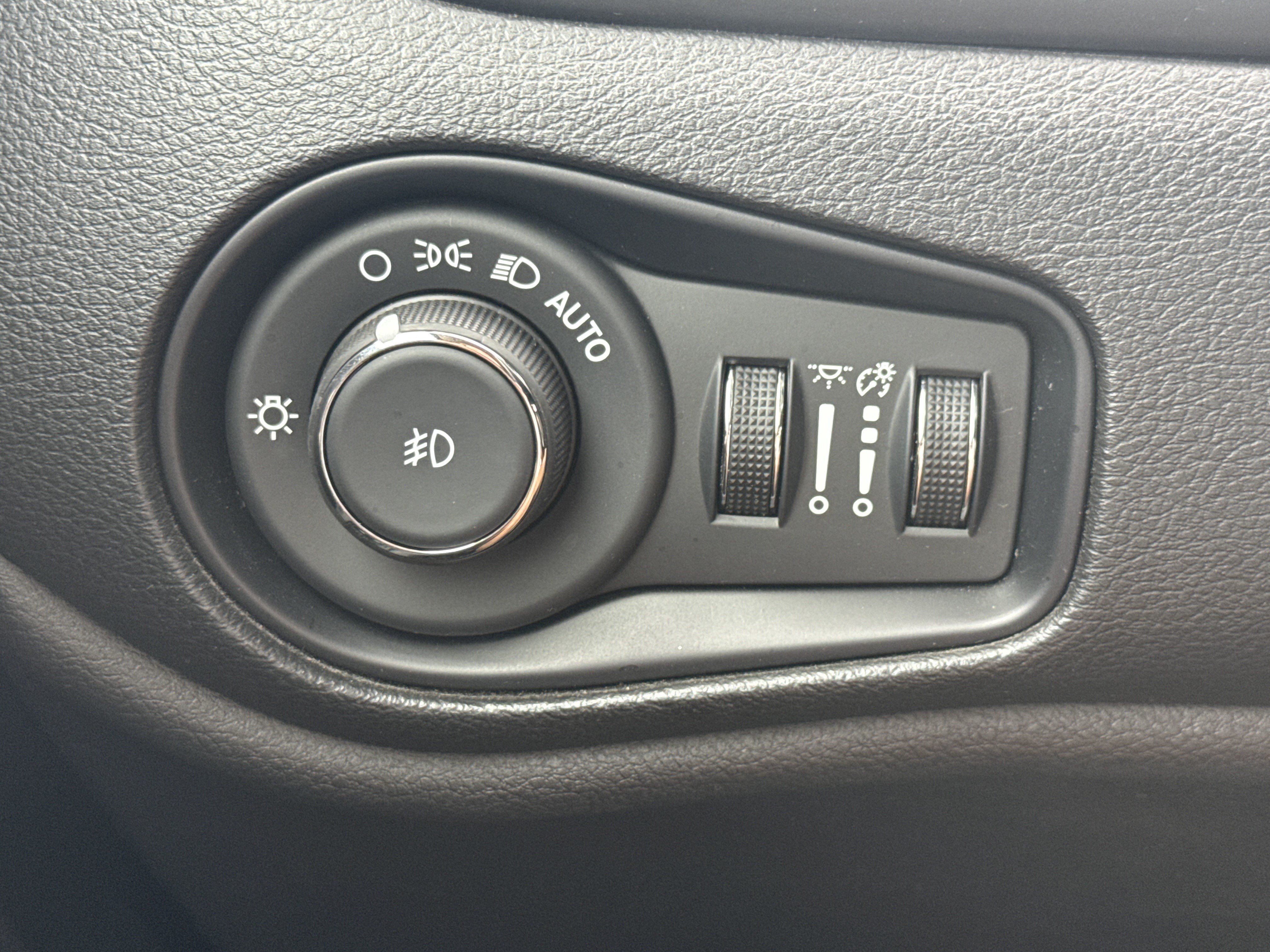 Used 2023 Jeep Renegade Altitude AWD/4WD image 14