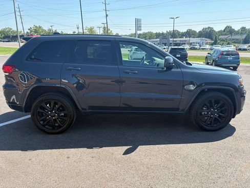 Used 2018 Jeep Grand Cherokee Altitude AWD/4WD image 7