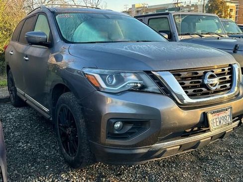Used 2018 Nissan Pathfinder Platinum image 2