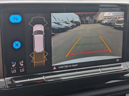 Used 2025 Volkswagen Atlas SE FWD image 18