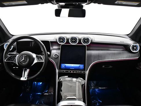 Used 2025 Mercedes-Benz GLC 300 4MATIC image 8
