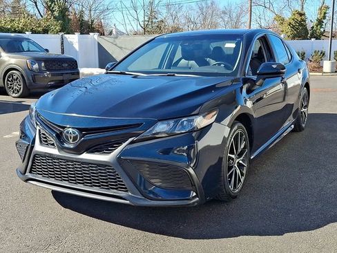 Certified 2021 Toyota Camry SE image 3