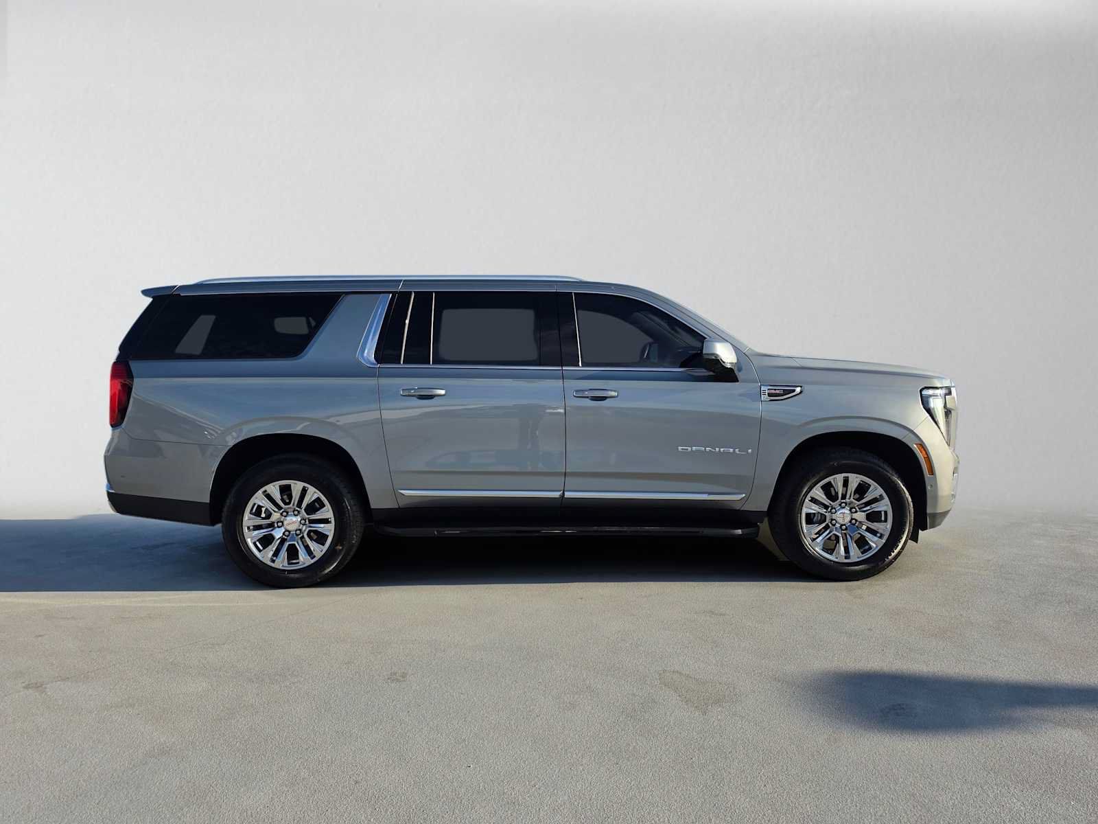 Used 2025 GMC Yukon XL Denali AWD/4WD image 2