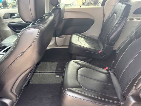 Used 2023 Chrysler Pacifica Touring-L FWD image 23