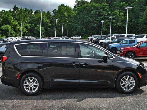 Used 2023 Chrysler Voyager LX FWD image 6