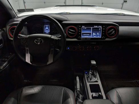 Used 2022 Toyota Tacoma TRD Off-Road image 17