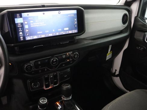 Used 2025 Jeep Gladiator Sport image 15