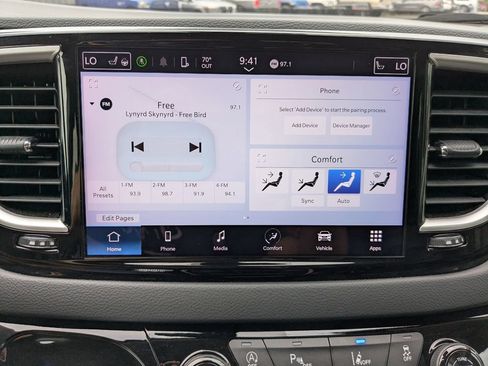 Used 2023 Chrysler Pacifica Touring-L FWD image 28