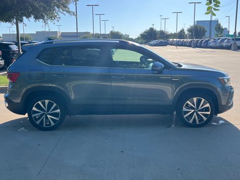 Certified 2022 Volkswagen Taos SE w/ Panoramic Sunroof Package FWD image 11