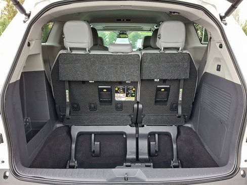 Certified 2024 Toyota Sienna XLE image 32