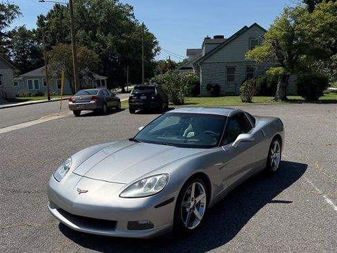Used 2006 Chevrolet Corvette Coupe w/ Preferred Equipment Group RWD image 6