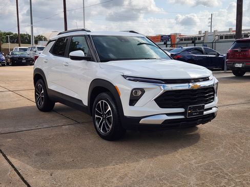 Used 2025 Chevrolet TrailBlazer LT AWD/4WD image 4