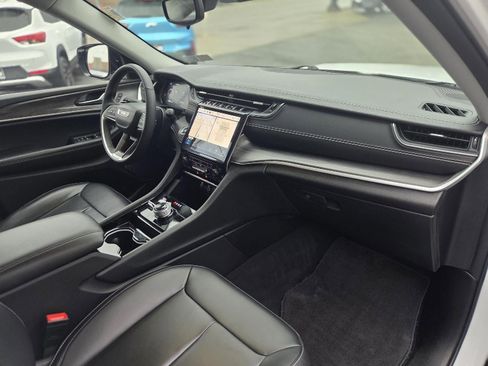 Used 2023 Jeep Grand Cherokee Limited image 34