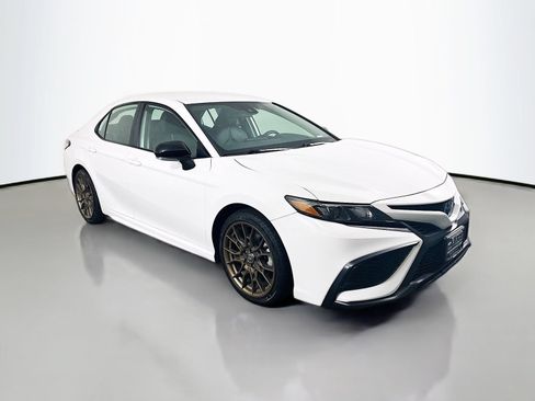 Used 2023 Toyota Camry SE FWD image 1