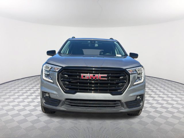 Used 2023 GMC Terrain SLT w/ Infotainment Package II FWD image 2