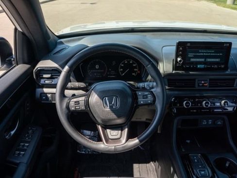 Used 2025 Honda Pilot TrailSport image 13