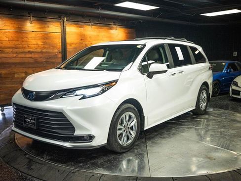 Used 2023 Toyota Sienna XLE w/ XLE Plus Package FWD image 2