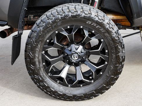 Used 2017 Toyota Tacoma TRD Off-Road w/ Premium & Technology Package image 11